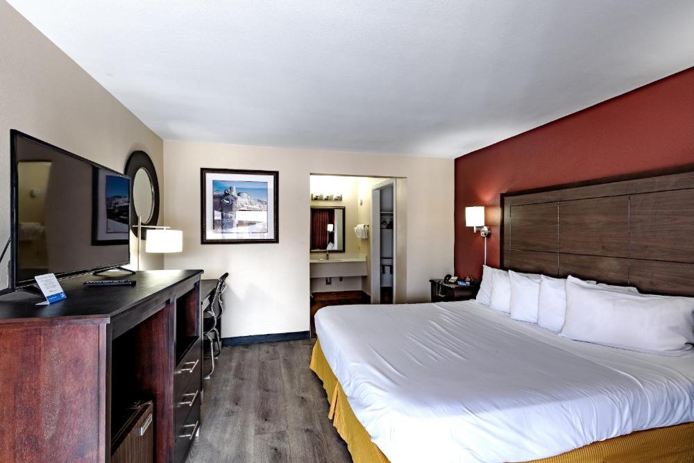 King Room - Non-Smoking interior
