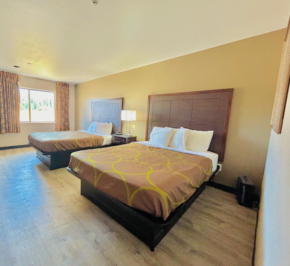 Family Room with Three Queen Beds - Non-Smoking interior
